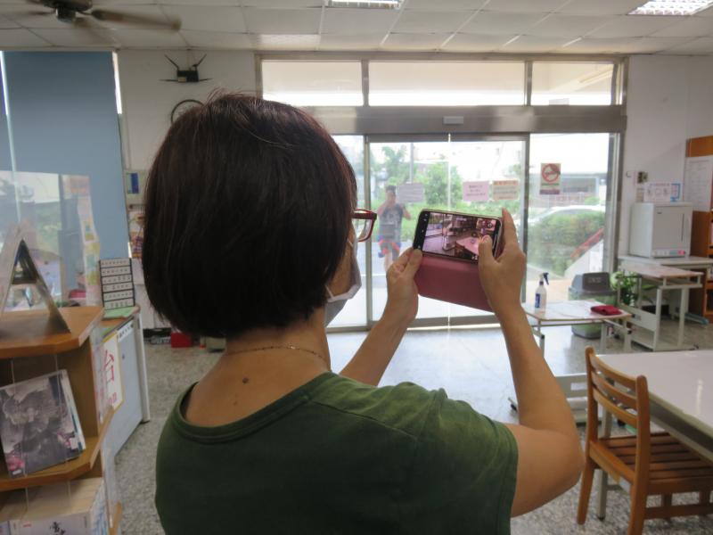 拍攝圖書館內部環境影片