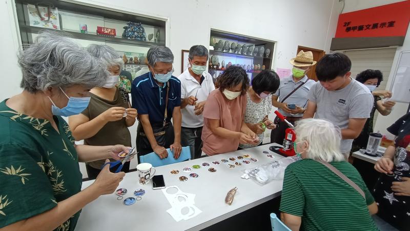 剪出圓型圖形製作胸章