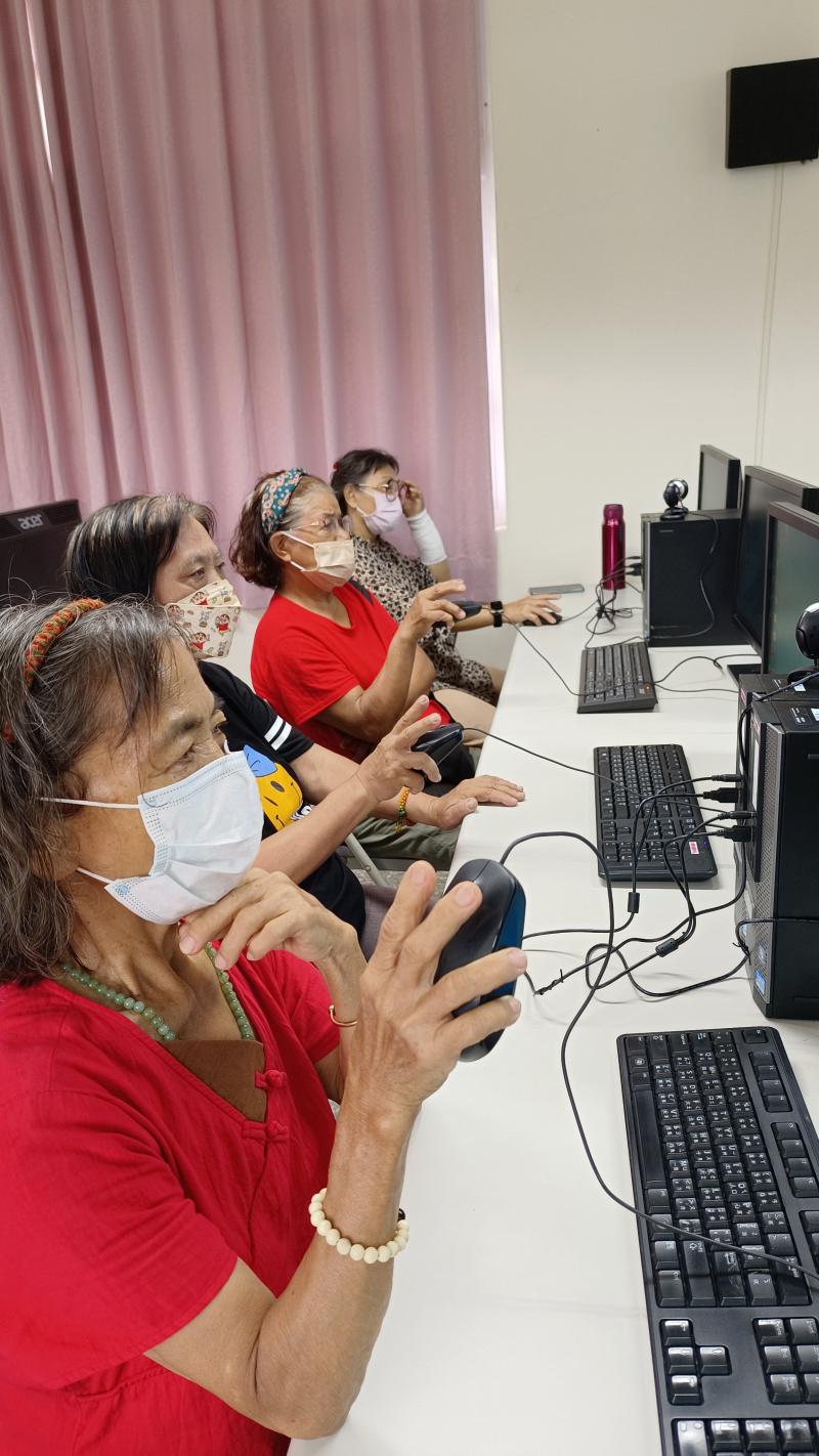 學員高舉著滑鼠跟著老師上上下下的移動