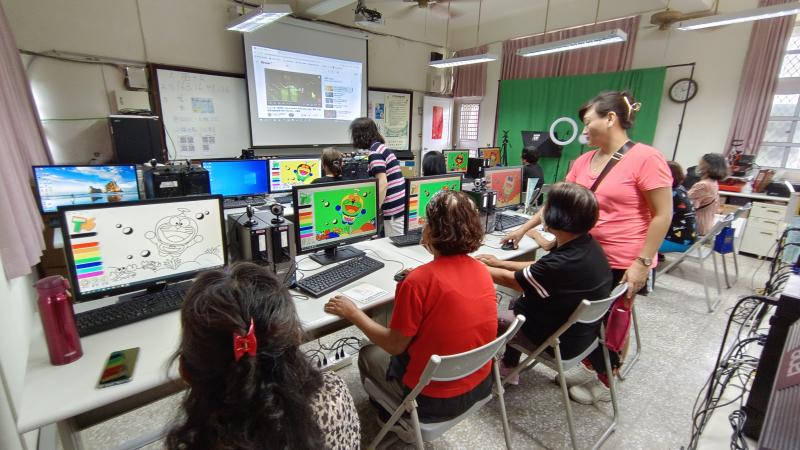 透過有趣的圖騰上色，讓學員練習滑鼠的操作