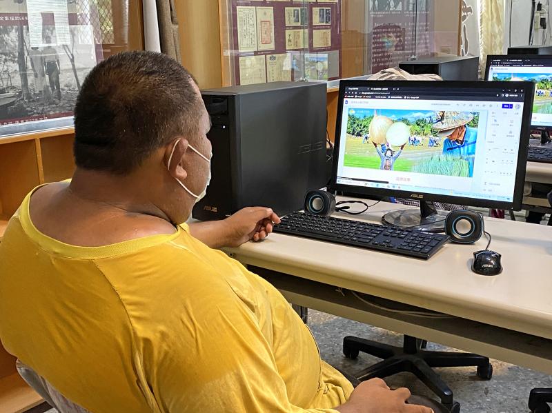 學員看著螢幕上的講師簡報，認真聽課