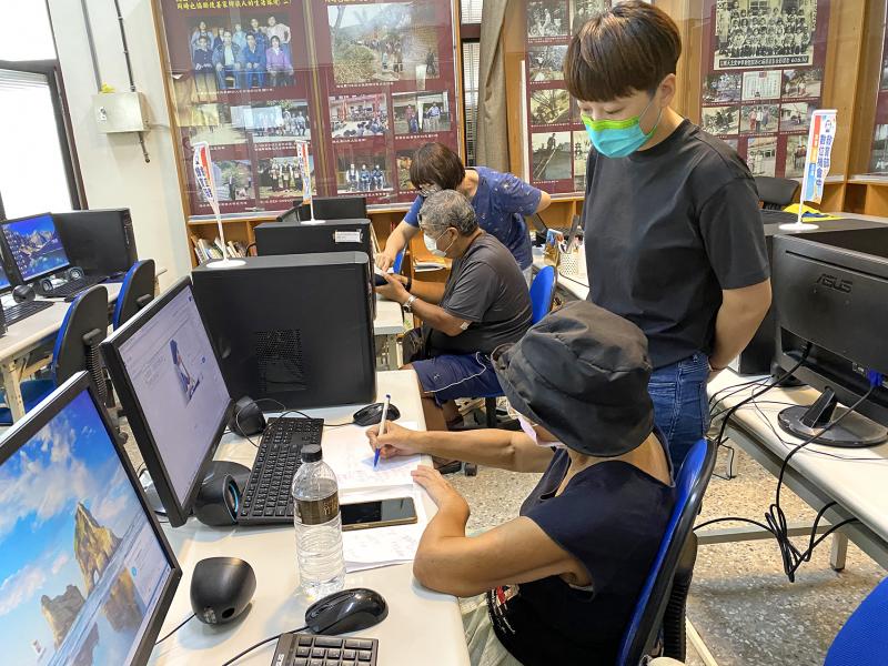 學員與助教認真討論網頁的配置架構