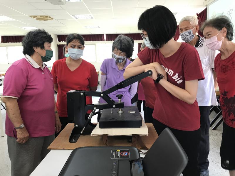 老師示範熱轉印操作