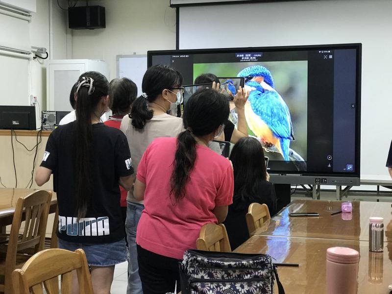 學員透過圖片為基底,將圖中鳥兒化身充滿生命力的小動物