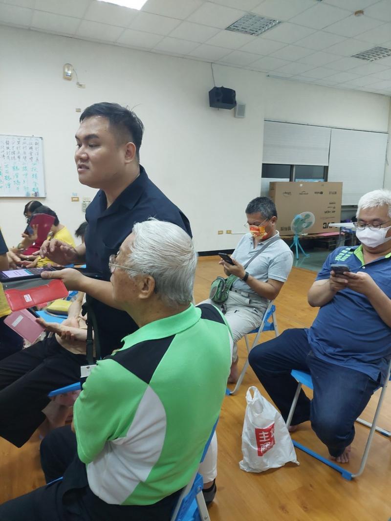 老師教大家-幫你快速查證假新聞！教你如何將「美玉姨機器人」加入LINE聊天群組這時候就需要透過「AI小幫手」進行有效率的行動囉~今天要和各位介紹的這個LINE機器人─「美玉姨」，可以自動且快速進行LINE訊息的查證工作，幫助我們不受「假消息