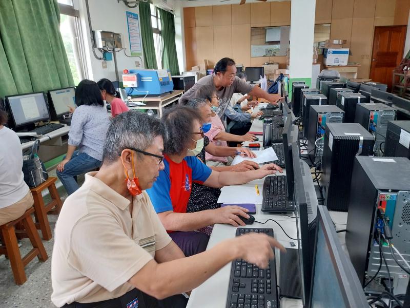 老師個別指導學員製作專屬的雷雕作品