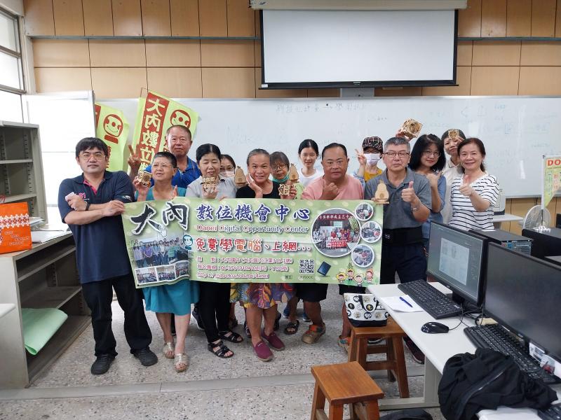 大家開心拿著自己做好的雷雕作品合照