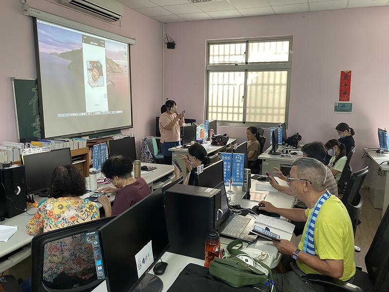 講師介紹課程中