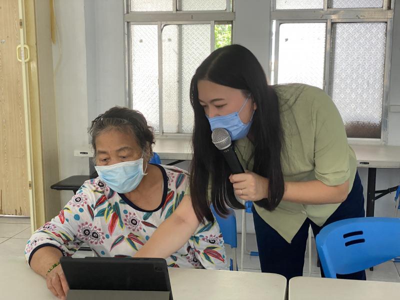 講師說明修圖、去背到合成的各步驟小細節。