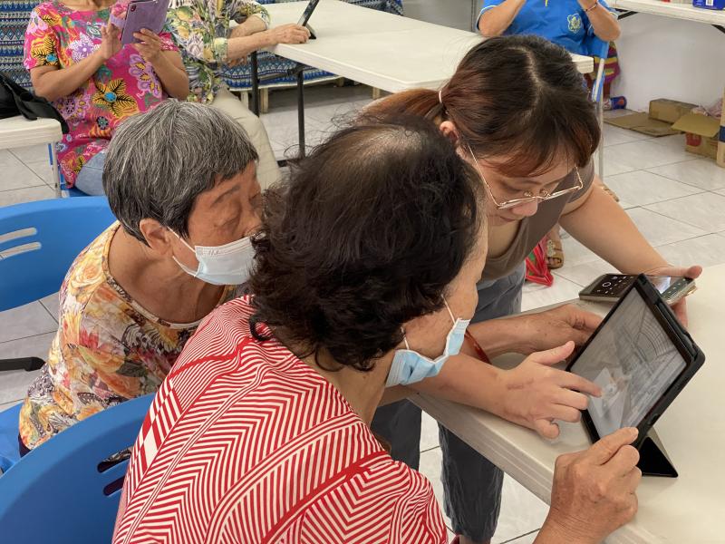 DOC志工與學員共同討論,合成照片的小狗如何擺,看起來比較自然。