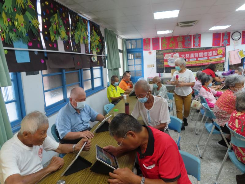 認真看著螢幕直說快流口水ㄌ