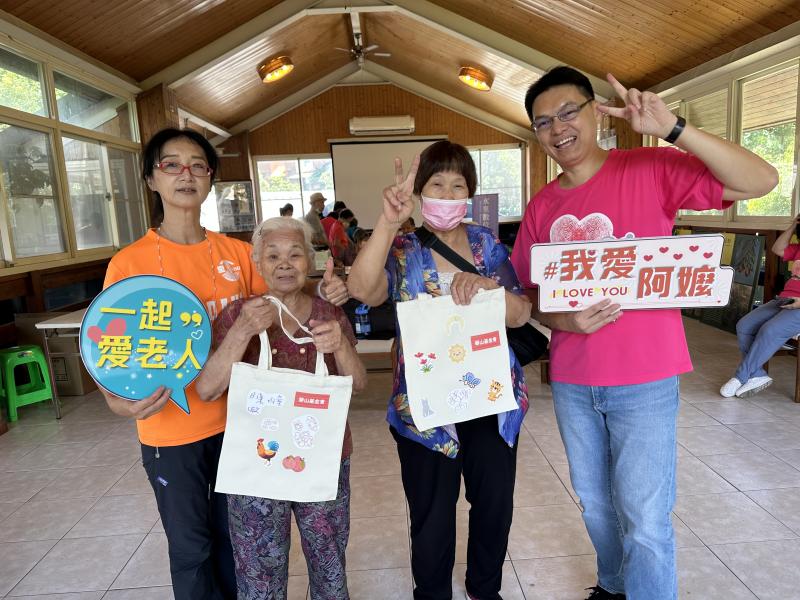 學員展示作品成果開心與站長拍張照片.