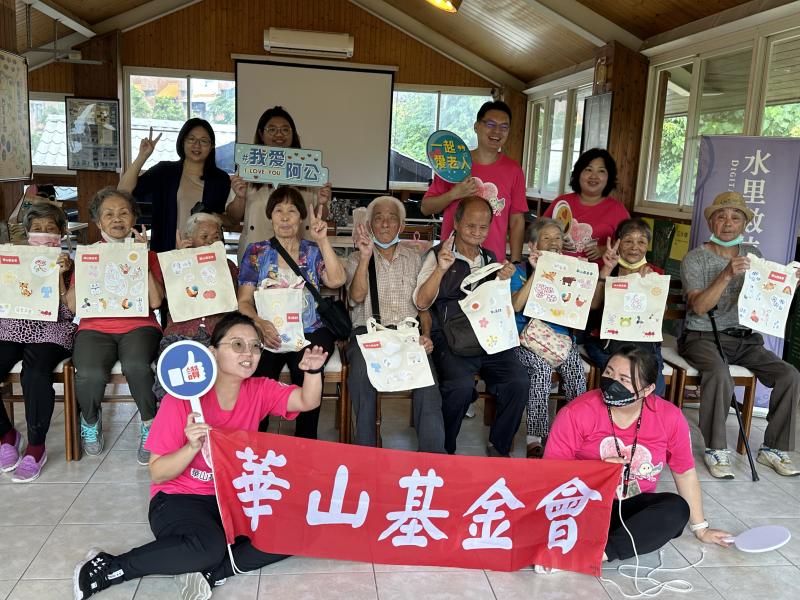 學員們完成作品展示，大家來拍張大合照做最後END.