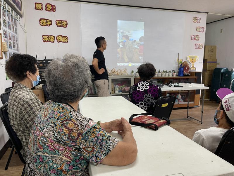 講師把剛剛繞拍全景的影片撥給大家看效果