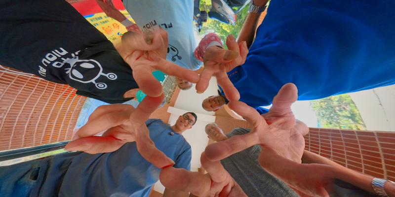 大家比個YA，這組長輩玩的不亦樂乎