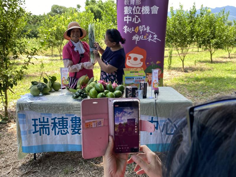 學員在學習直播後用自己的FB進行直播聯繫，學員紛紛表示以後可以自己直播了！很高興！