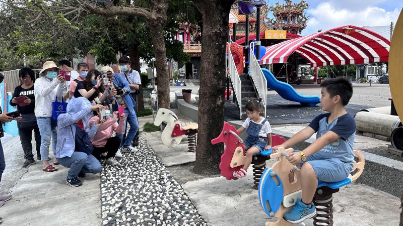 這次外拍我們來到二林舊社代安宮,原本擔心會下雨,感謝老天爺給我們一個舒適的天氣,為了讓大家都能收穫滿滿,老師取了好多景也分享了許多角度,看大家都非常認真的取角度呢~