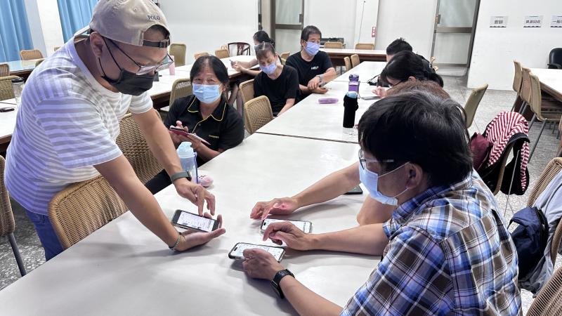 拍完照當然最重要之一就是修圖啦~老師分享了幾個好用的修圖app,教大家怎麼調整照片的明亮度,如何修改出最完美的照片