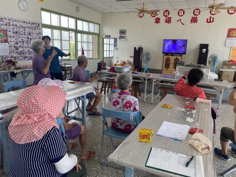 認真上課的學員們