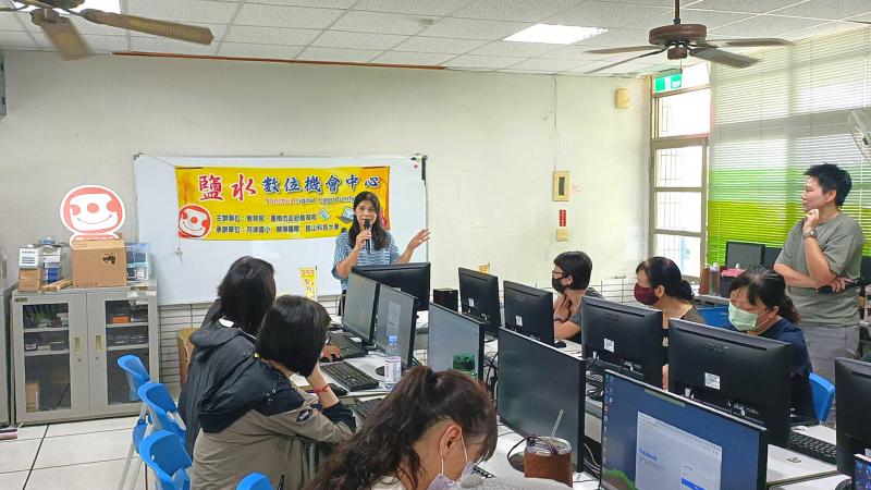 丁校長特地來勉勵及關心學員上課情況