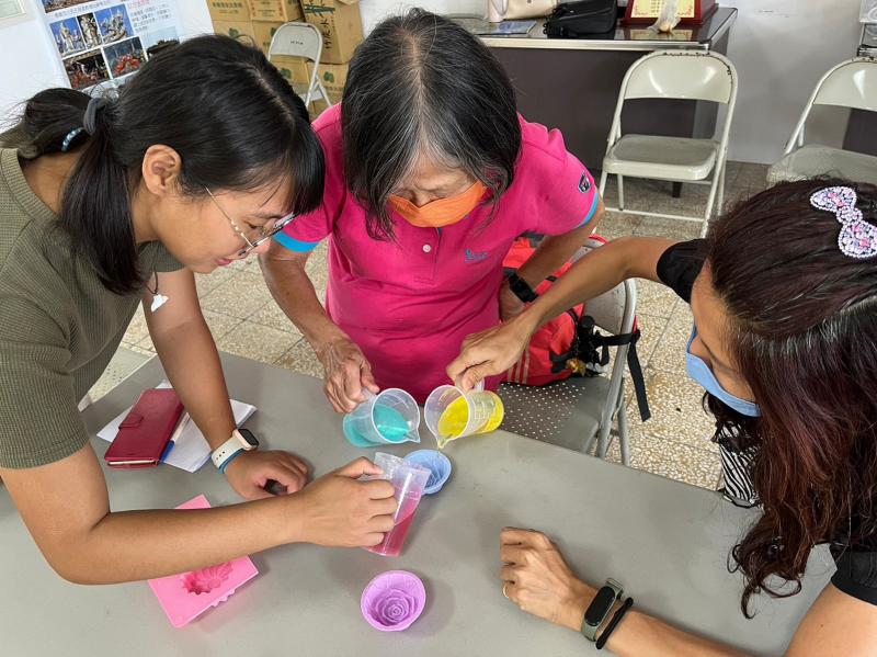 同心協力製作手工皂囉