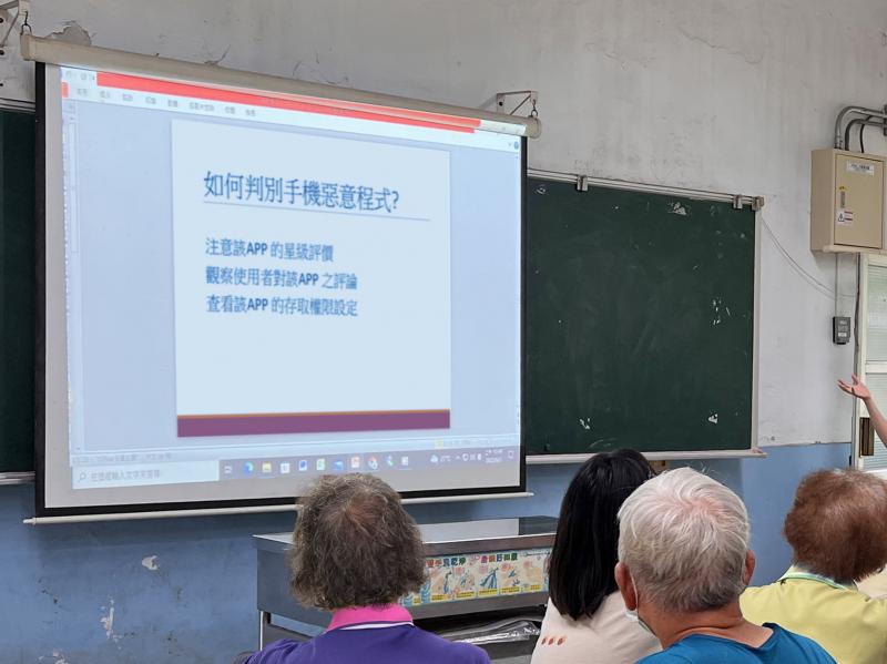 學員們在台下專心的看著前方投影的簡報,聽講師教授網路知識