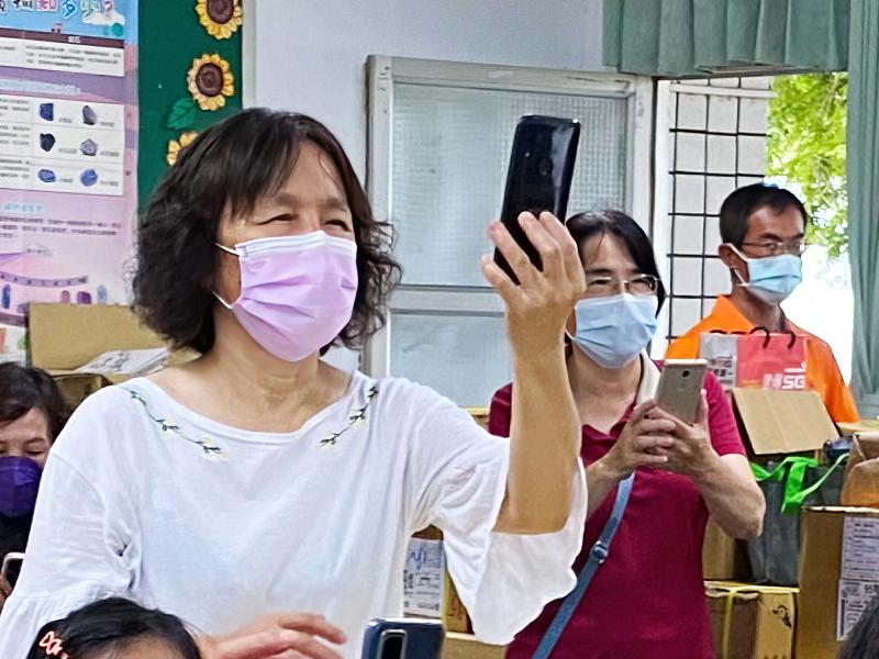 學員於課堂上與講師提問網路知識問題