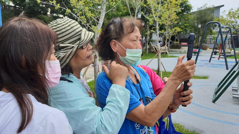 學員於水霧公園分組進行測試練習，輪流體驗新科技的魔力。