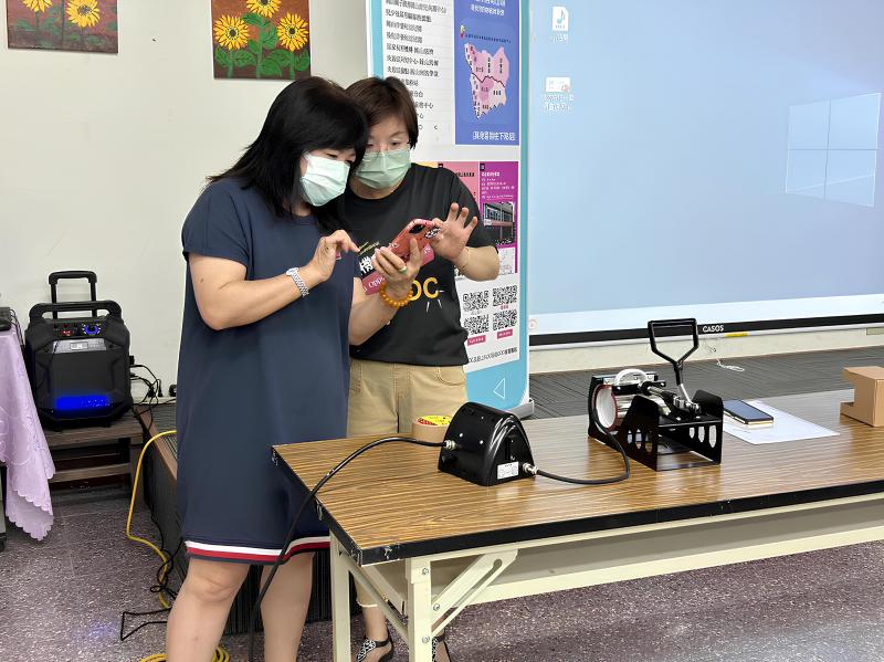 長輩學員對APP的好奇似懂非懂，拿著她手機里出門遊玩的相片，請講師現場指導她的與操作