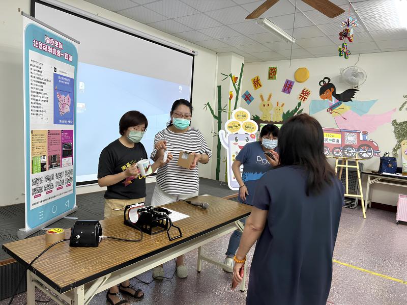 照片稍作修改後，老師打印出照片現場操作示范馬克杯機