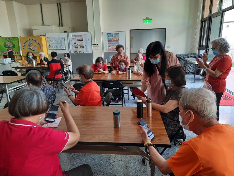 長輩們很有耐心的練習