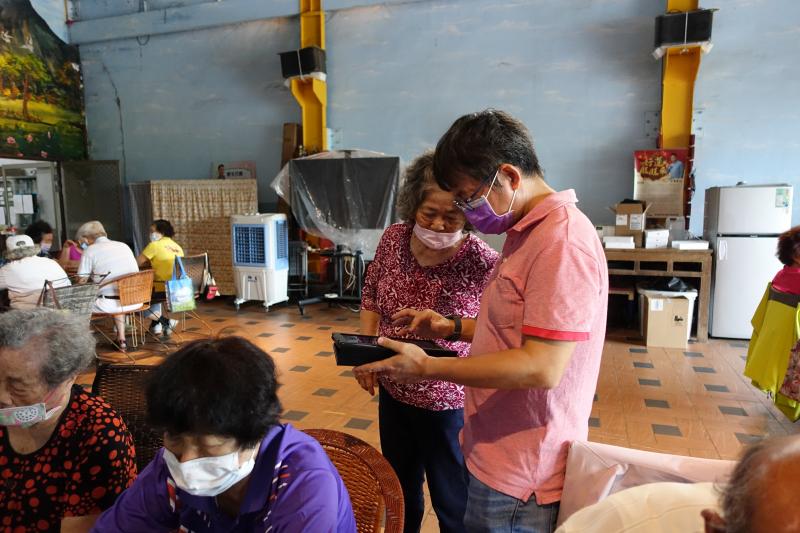 第一堂課，講師教長輩聊天室的應用，加好友的4種方法、傳文字、傳聲音、傳照片、傳貼圖、講電話等，還有keep儲存功能的使用。