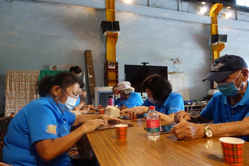 第二堂課，講師教長輩Line群組裡的訊息要如何辨別真偽，使用LINE訊息查證，講師的教學方式，深受長輩的喜歡，長輩專心聽、認真跟著講師一步步的教學，把line的基本功能學好學滿。