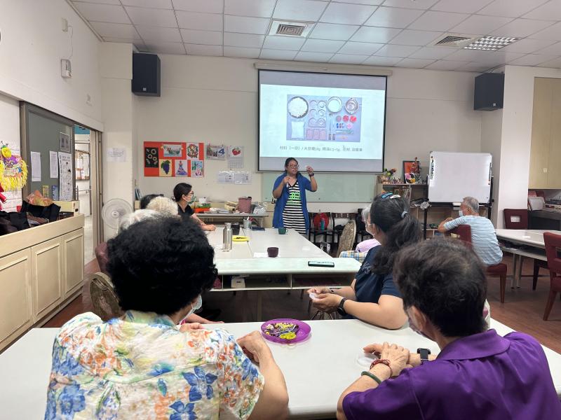 講師分享了環保再利用的資訊宣導，並說明所有會使用的媒材與工具。