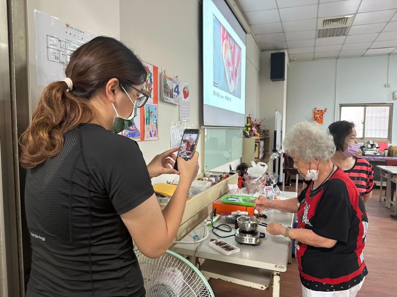 學習融蠟步驟，並學習拍攝紀錄過程，透過紀錄影片之後可以回顧並留下美好回憶，長者學員表示非常開心有趣。