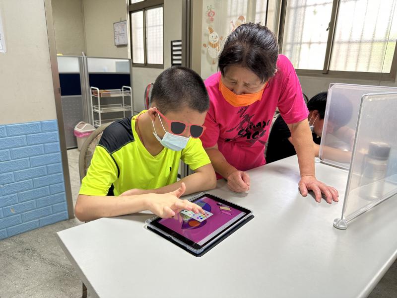 志工老師與慢飛學員一起用心學習一起i上數位畫畫學得好玩有趣。