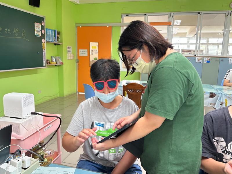 視障學員也在他們的講師帶領下，學習觸摸iPad，並透過影音播放聽見藝術療癒生活的內容，參與數位學習課程一起同樂學習。