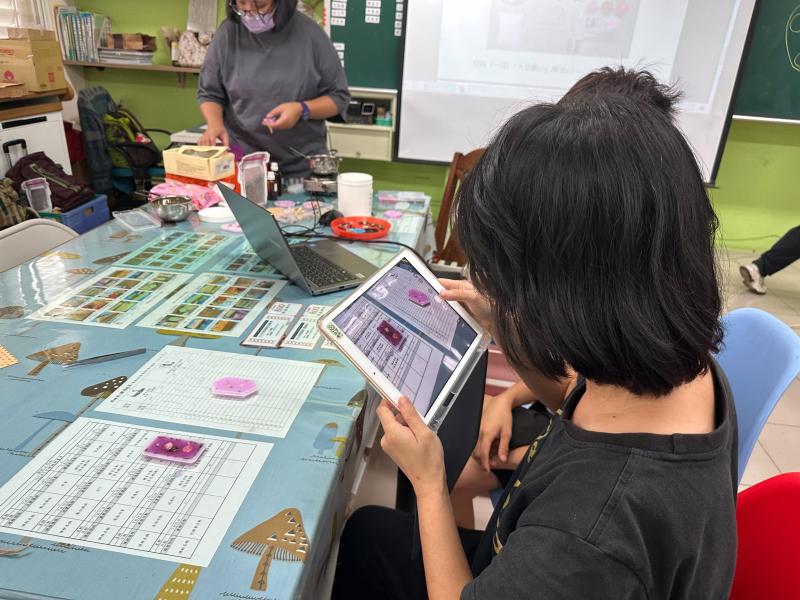 拿起iPad紀錄與拍照，留下當下的美好回憶，也讓藝術數位療癒了生活。