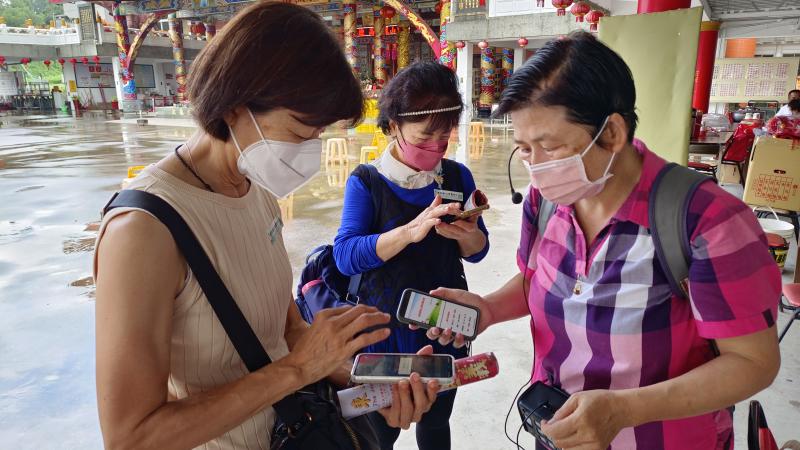 走讀前老師教學員將今日的講義下載到手機裡