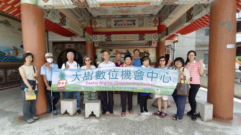 大家一起拍照留念