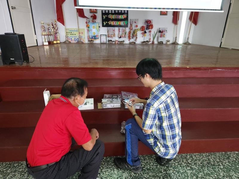 長者詢問講師空拍機的種類