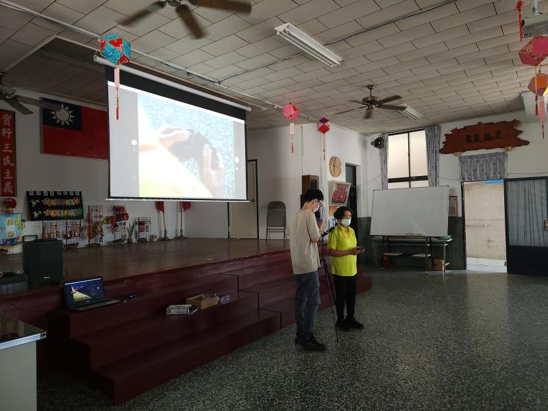 長輩開心操作空拍機