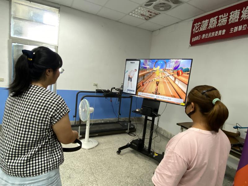 照服員在學習Switch遊戲的操作