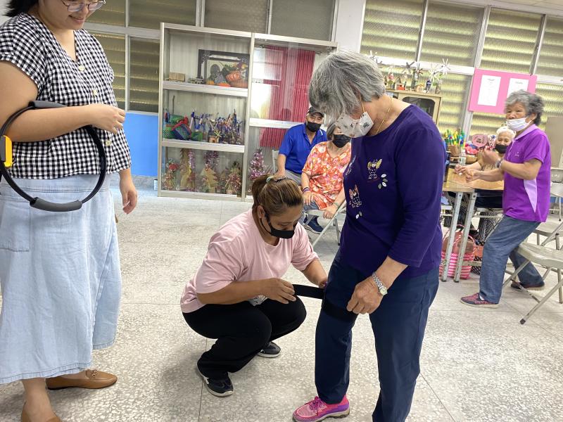 照服員在學習後示範Switc的設備穿戴，並向長者說明遊戲規則