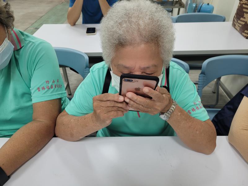 學員試著使用麥克風功能