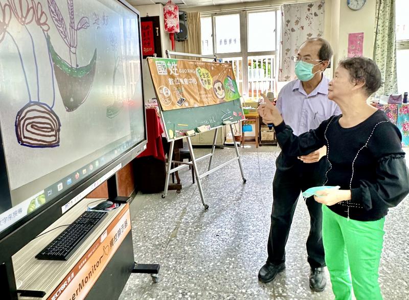 看圖說自己的生命故事：老師協助長者製作並分享個人生命故事，保留珍貴的回憶，透過影像故事傳承自己的生命經歷。