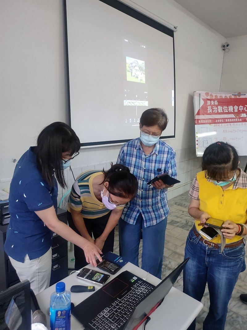 老師一一為有問題的學員排解問題，讓學員可以更容易吸收課程內容並且可以親自操作