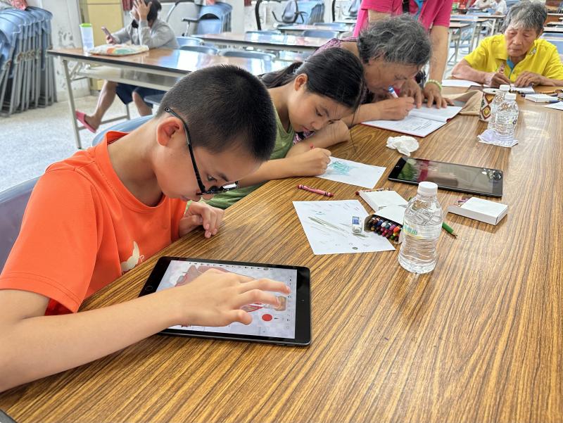 以青銀共學模式，共同繪製社區地圖。