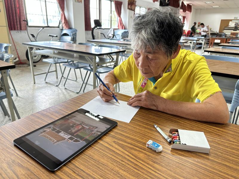 一直說自己不會畫畫，但十分認真的樂齡學員。