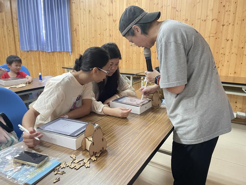 講師帶領學員練習用繪圖軟體